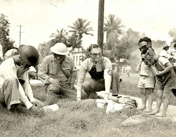 Photo of residents of Hawaii wearing masks after the war.